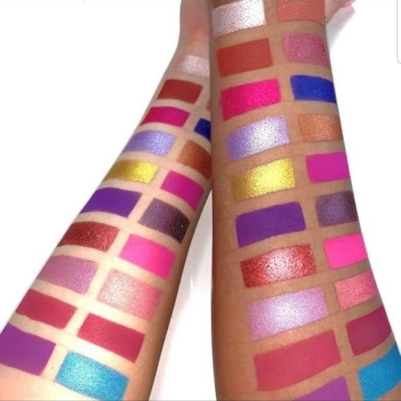 Eloise The Queen Eyeshadow Palette - Picture 3 of 5